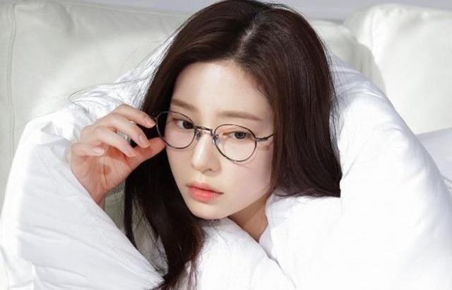 안경 쓴 김민주