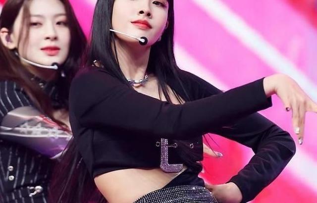 스테이씨 윤