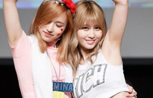 모모 미나 투샷