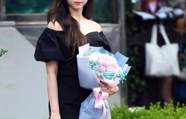시상식처럼 입고온 지수