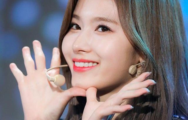 트와이스 사나