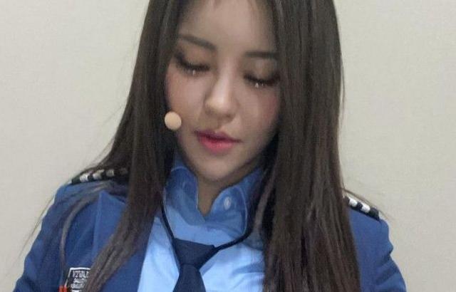 제복 단추 잠그는 꼬북좌 유정