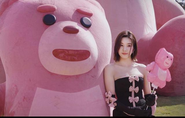 인스타성지 벨리곰 앞에서 권은비 Glitch 퍼포먼스