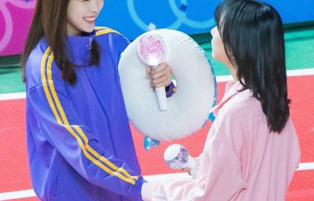 자기 보조개 꾹 누르는 미나리