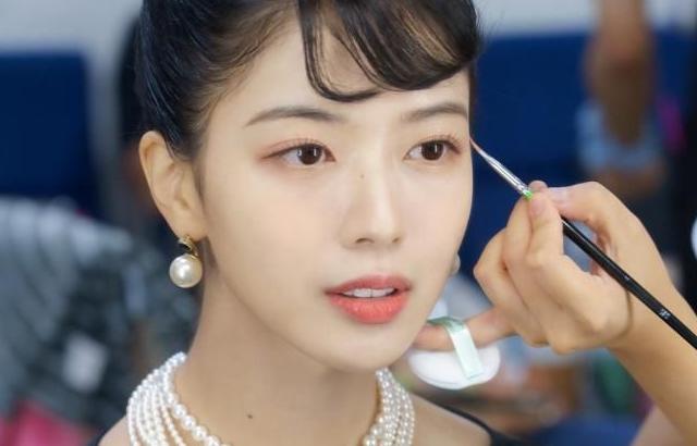 노정의 햅번 스타일