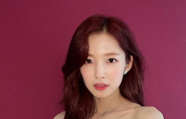 아린 인스타_프릴 튜브 탑에 청바지