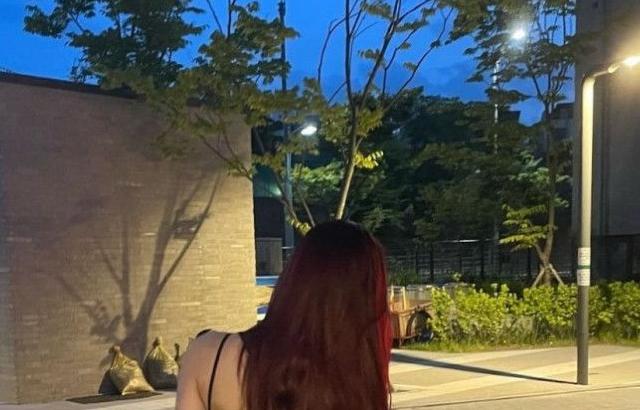 채령 인스타 (아디다스 원피스 + 거울 셀카)