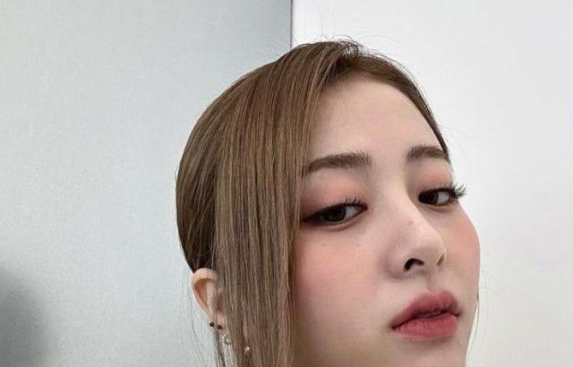 LE SSERAFIM YUNJIN