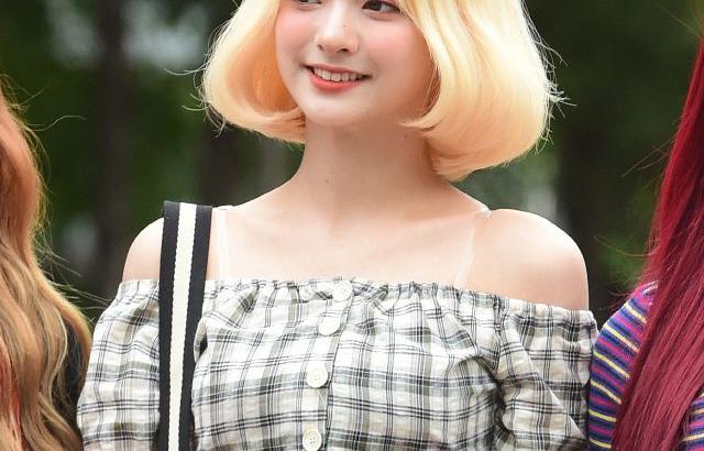 오늘자 출근길 금발 이나경.