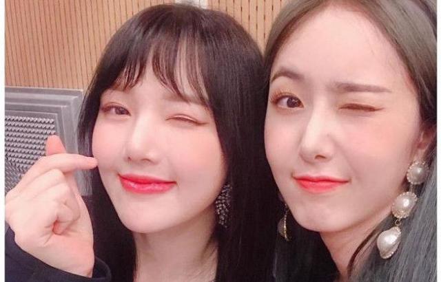 여자친구 예린 슴골이 보이는 의상.jpg