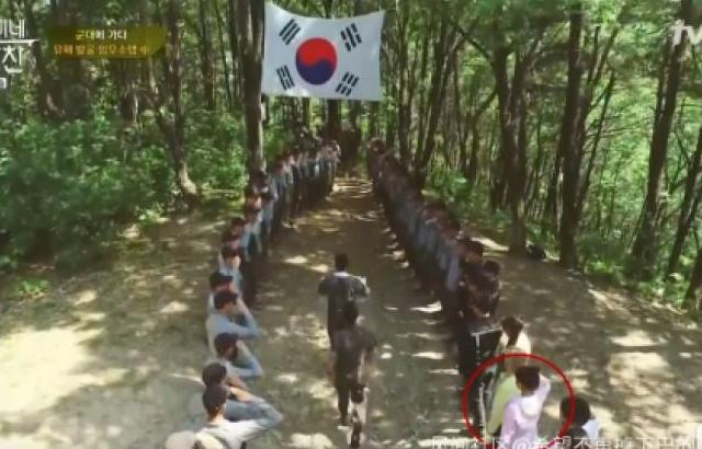 태극기에 거수경례했던 중국인 아이돌 왕이런