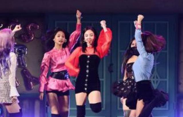 트와이스,'파워 넘치는 무대'