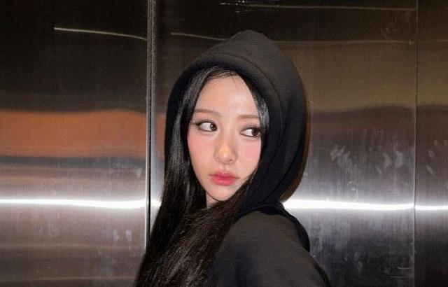 LE SSERAFIM YUNJIN