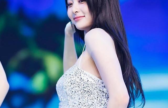 LE SSERAFIM YUNJIN