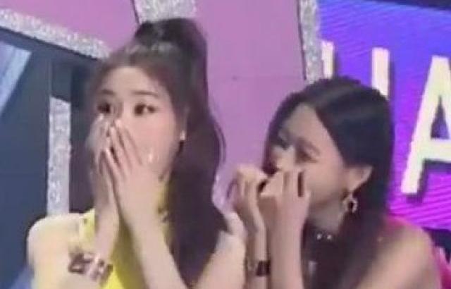 예지 : 저희 골든어워...아 ㅈㅅ합니다 가온어워드(+멤버들 리액션ㅋㅋㅋ)