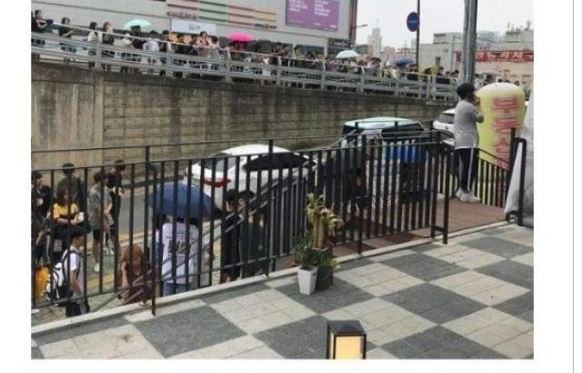 빵집 알바하는 김세정 보러온 사람들