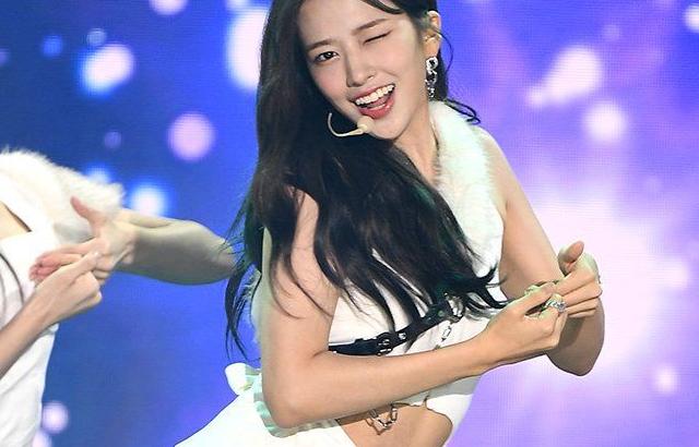 흰 짧은 치마 롱부츠 아이브 안유진