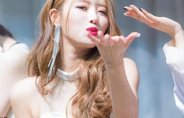 뽀뽀 날리는 상고누나