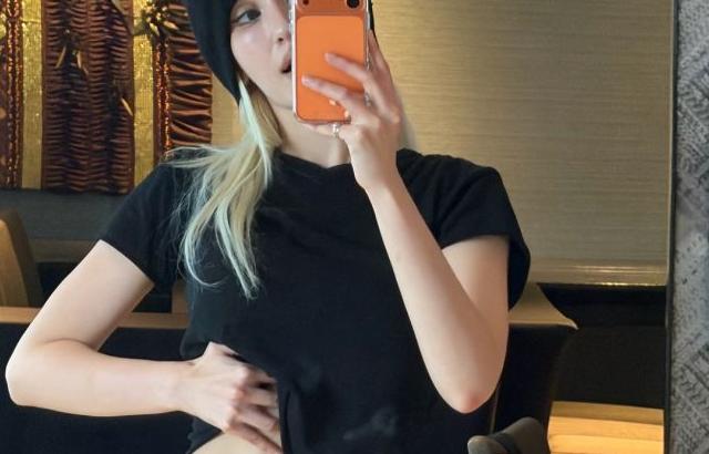 티셔츠 들어올려 배꼽 보여주는 전소미