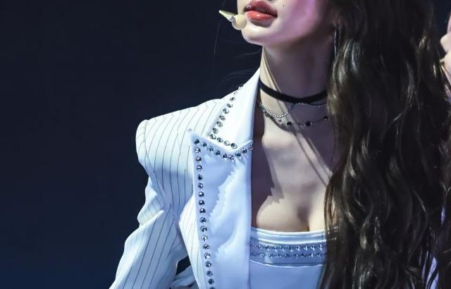 자켓 속 순백색 튜브탑 입고 숙이는 장원영 은근한 가슴골.jpg