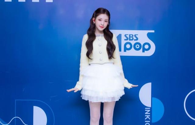 베이비돈크라이 이현 착장인가