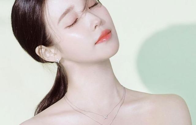 아이유 제이에스티나