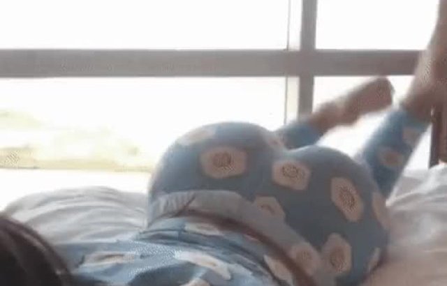 엎드려 엉덩이 올리는 벅스 버니 챌린지